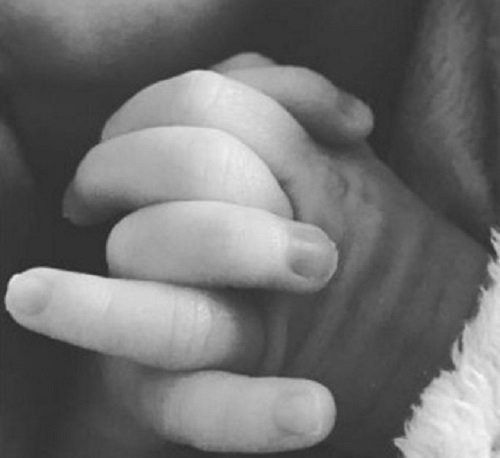 Γνωστό ζευγάρι ένα μήνα μετά τη γέννηση του γιου του, δημοσίευσε την πρώτη του φωτογραφία